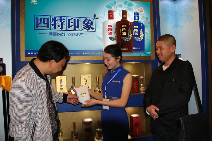 我司印象系列、紅錦瓷系列兩大新品亮相春季糖酒會